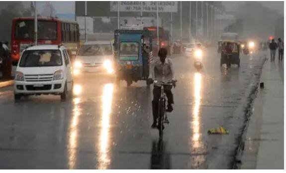 ਭਾਰਤੀ ਮੌਸਮ ਵਿਭਾਗ ਵੱਲੋਂ ਸਾਹਮਣੇ ਆਈ ਜਾਣਕਾਰੀ ਅਨੁਸਾਰ ਦੇਸ਼ ਦੇ ਕਈ ਇਲਾਕਿਆਂ ਵਿੱਚ ਲੋਕਾਂ ਲਈ ਘਰੋਂ ਨਿਕਲਣਾ ਮੁਸ਼ਕਲ ਹੋ ਰਿਹਾ ਹੈ। ਕਿਉਂਕਿ ਮੌਸਮ ਤੇਜ਼ੀ ਨਾਲ ਬਦਲ ਰਿਹਾ ਹੈ। ਇਹੀ ਕਾਰਨ ਹੈ ਕਿ ਲੋਕਾਂ ਨੂੰ ਅਗਲੇ ਕੁਝ ਦਿਨਾਂ ਤੱਕ ਆਪਣੇ ਘਰਾਂ ਵਿੱਚ ਰਾਸ਼ਨ ਸਟੋਰ ਕਰਨ ਲਈ ਕਿਹਾ ਗਿਆ ਹੈ।