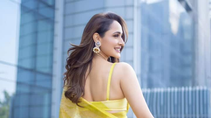 Pragya Jaiswal Photos: సోషల్ మీడియాలో యాక్టివ్ గా ఉండే ప్రగ్యా జైశ్వాల్ లేటెస్ట్ గా ఎల్లోశారీ పిక్స్ షేర్ చేసింది... ఎంచ ముచ్చటగా ఉందో చూడండి...