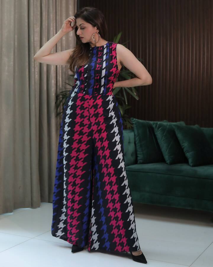 भाग्यश्रीचा पहिला चित्रपट सुपरहिट ठरला होता. भाग्यश्रीने फार कमी चित्रपटात काम केले आहे पण भाग्यश्री सोशल मीडियावर चांगलीच लोकप्रिय आहे.