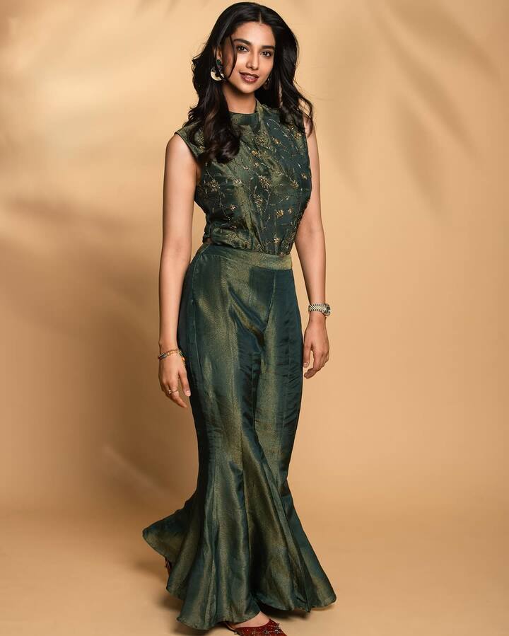 Meenaakshi Chaudhary in Sankranthiki Vasthunnam: సంక్రాంతి పండక్కి థియేటర్లలో సందడి చేయనున్న సినిమాలలో 'సంక్రాంతికి వస్తున్నాం' ఒకటి. విక్టరీ వెంకటేష్ హీరోగా నటించిన చిత్రమిది జనవరి 14న థియేటర్లలోకి రానుంది.(Image Courtesy: meenakshichaudhary006 / Instagram)