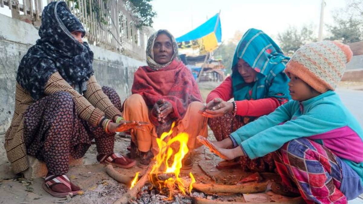 Delhi Weather: दिल्ली में पड़ रही कड़ाके की ठंड, 5 डिग्री के नीचे दर्ज हुआ पारा, प्रदूषण ने बढ़ाई परेशानी