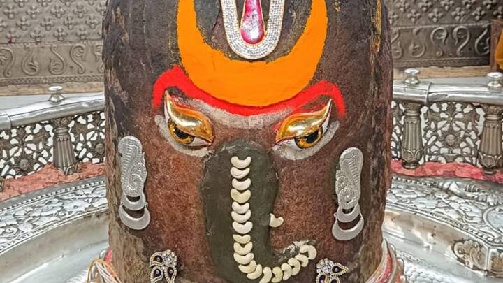 उज्जैन के महाकालेश्वर मंदिर में हर साल 100 करोड़ से ज्यादा की आमदनी होती है. यह आमदनी श्रद्धालुओं के शीघ्र दर्शन, लड्डू प्रसाद, अभिषेक और दानदाताओं द्वारा दी जाने वाली राशि से प्राप्त होती है. महाकालेश्वर मंदिर समिति इस राशि का उपयोग मंदिर के विकास और अन्य महत्वपूर्ण कार्यों में करती है.