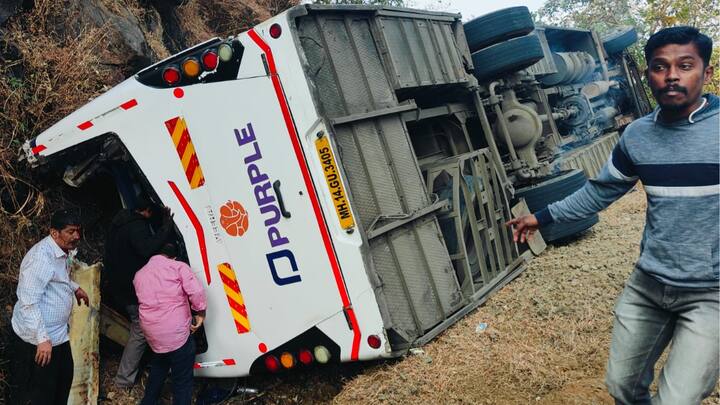 ताम्हाणी घाटाजवळ एक प्रवासी बस दरीत कोसळून भीषण दुर्घटना घडली आहे.