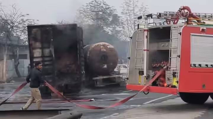 भांक्रोटा पोलिस स्टेशनचे अधिकारी (SHO) मनीष गुप्ता यांनी सांगितलं की, आगीत अनेक ट्रक जळून खाक झाले आहेत. दुर्घटनेतील जखमींना  रुग्णालयात दाखल करण्यात आलं आहे.