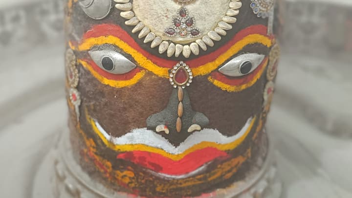 उन्होंने बताया कि मंदिर की में आने वाले श्रद्धालुओं की संख्या के मुताबिक आय का आकलन किया जाए तो लगभग तीन करोड़ 80 लाख रुपये की आमदनी कम हुई है. महाकाल थाने में इस मामले में गुरुवार को एक एफआईआर दर्ज हो चुकी है, जिसमें पुरोहित और उनके प्रतिनिधियों को गिरफ्तार किया गया है.