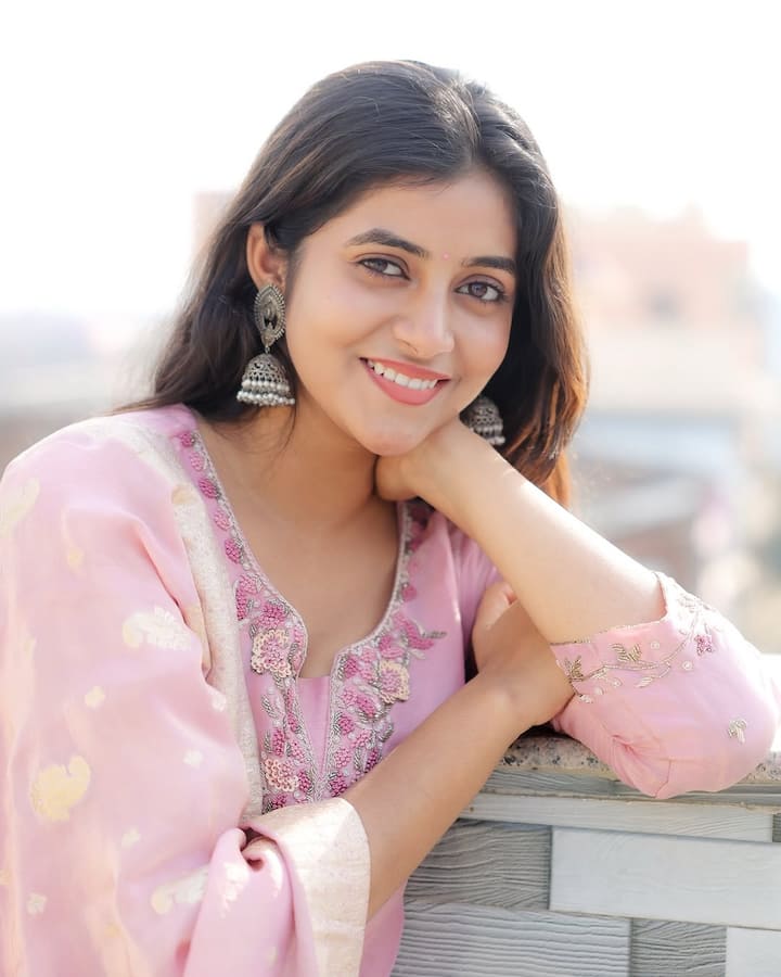 संचिता ने वेब सीरीज ‘ठुकरा के मेरा प्यार’ में सान्विका चौहान का किरदार निभाया है. उनका देसी अंदाज और एक्टिंग लोगों को खूब पसंद आ रही है.