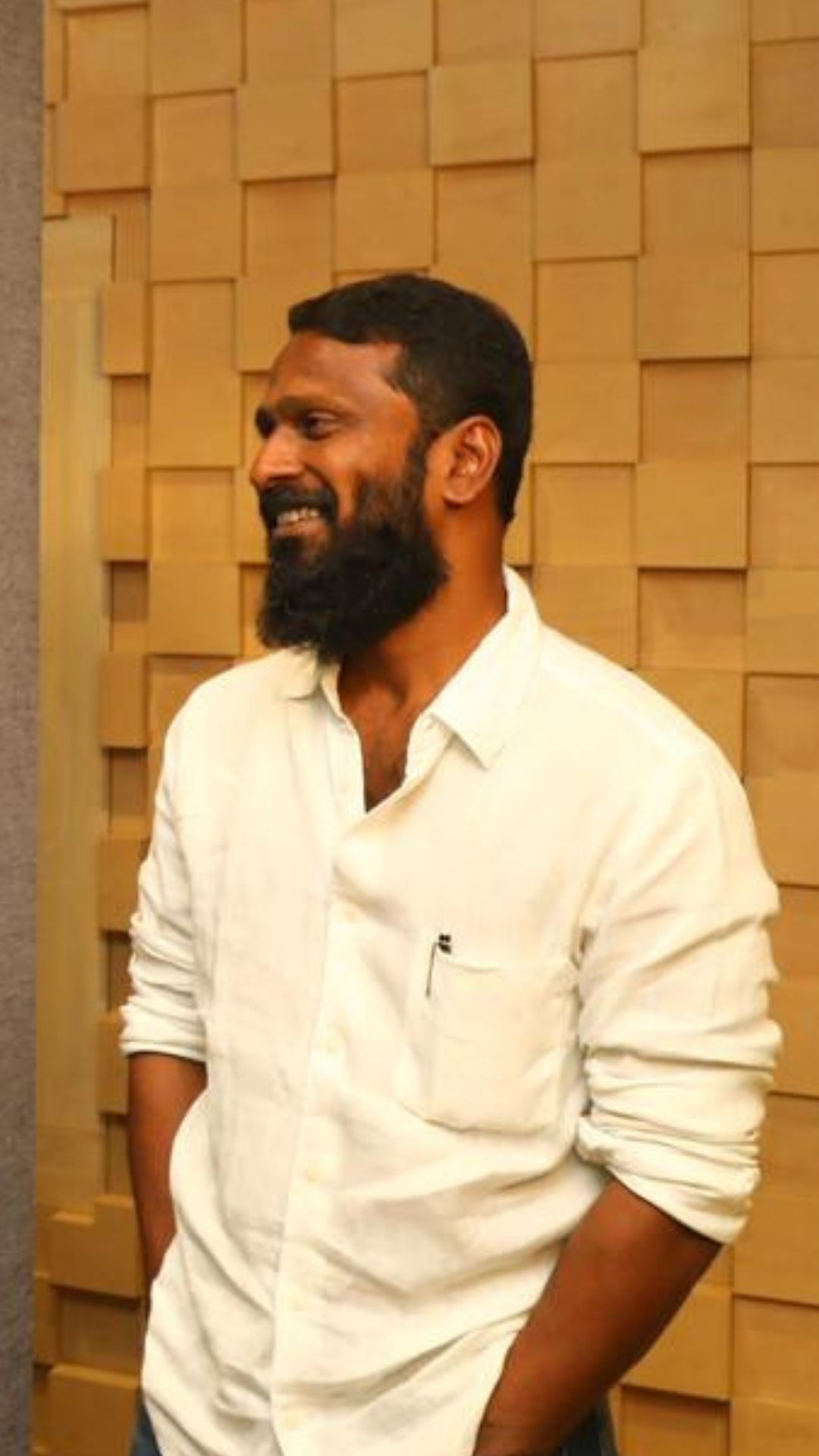 படத்தின் இயக்குநர், இணை தயாரிப்பாளரும் வெற்றிமாறனே ஆவார்.