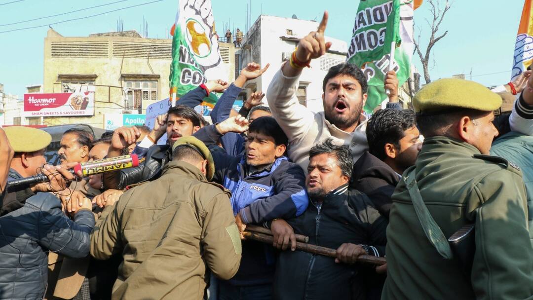 जम्मू में कांग्रेस ने प्रदर्शन कर मांगा अमित शाह का इस्तीफा, राहुल गांधी पर मुकदमे का भी विरोध Jammu Congress workers protest against Amit Shah remarks and Rahul Gandhi FIR ANN जम्मू में कांग्रेस ने प्रदर्शन कर मांगा अमित शाह का इस्तीफा, राहुल गांधी पर मुकदमे का भी विरोध