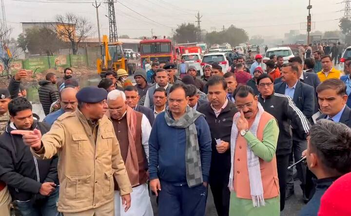 या अपघातात आतापर्यंत 6 जणांचा मृत्यू झाल्याची माहिती समोर आली आहे. राजस्थानचे मुख्यमंत्री भजनलाल शर्मा अपघातस्थळी पोहोचल्यानंतर परिस्थितीचा आढावा घेतला.