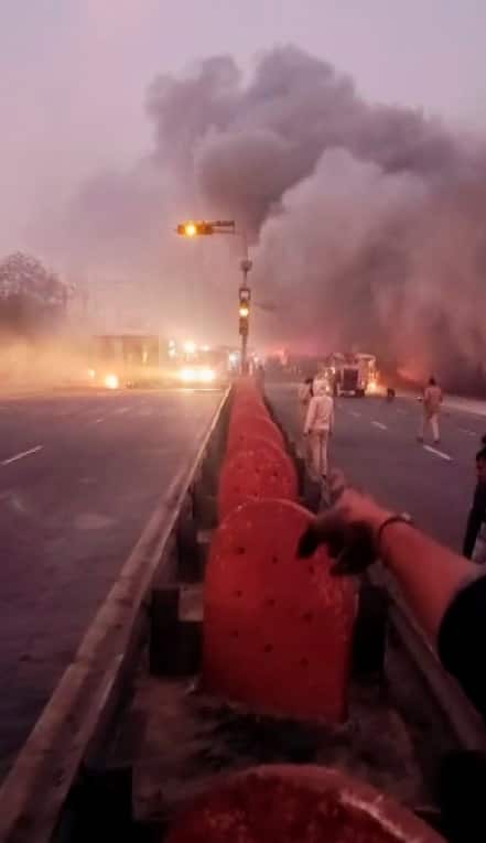 एसएमएस मेडिकल कॉलेज एवं अस्पताल के प्रिसिंपल डॉ. दीपक माहेश्वरी ने बताया कि हादसे में 11 लोगों की मौत हो गई है, जिनमें से दस की मौत एसएमएस अस्पताल में और एक की मौत अन्य अस्पताल में हुई.