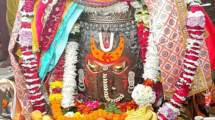 अब एक और मुकदमा दर्ज होने वाला है. इसमें महाकालेश्वर मंदिर के दो कर्मचारी विनोद चौकसे और राकेश श्रीवास्तव पर नामजद शिकायत दर्ज कराई जा रही है. कलेक्टर ने बताया कि दोनों कर्मचारियों की सेवाएं भी समाप्त की जा रही है.