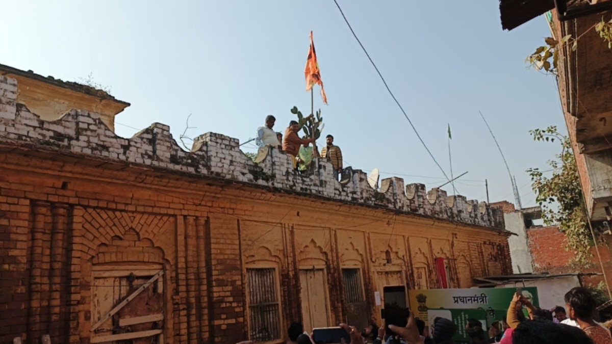 बरेली में 250 साल पुराना मंदिर हुआ कब्जा मुक्त, हिंदू संगठनों ने लहराया भगवा झंड़ा