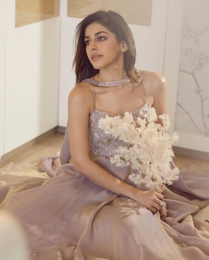 Alaya styled her hair a simple manner.