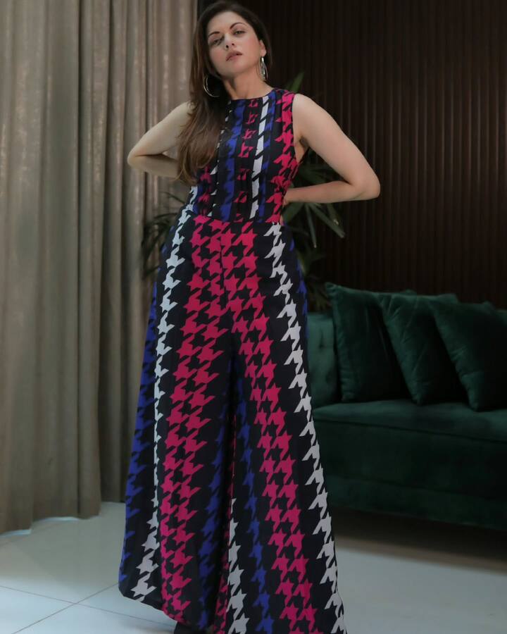 बॉलिवूड अभिनेत्री भाग्यश्री तिच्या सौंदर्यासाठी ओळखली जाते. पहिल्या चित्रपटात काम केल्यानंतर भाग्यश्रीने लग्न केले.