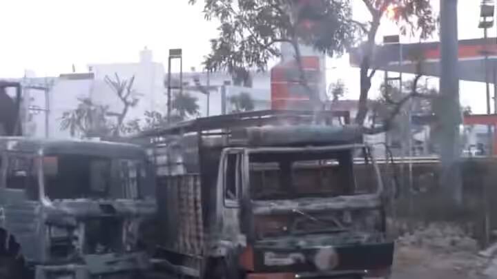 टँकरच्या भीषण स्फोटानंतर रस्त्यावर सुमारे 500 मीटरपर्यंत केमिकल पसरले. त्यामुळे अनेक वाहनांनी पेट घेतला. यामध्ये 40 हून अधिक वाहनांनी पेट घेतला. यामुळे एक कारखानाही जळाला. केमिकल आणि गॅसमुळे आग विझवण्यात टीमला खूप अडचणी येत आहेत.