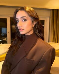 Shraddha Kapoor : श्रद्धाचा ग्लॅम लूक; मल्टिकलर ड्रेसमध्ये दिसतेय हॉट!