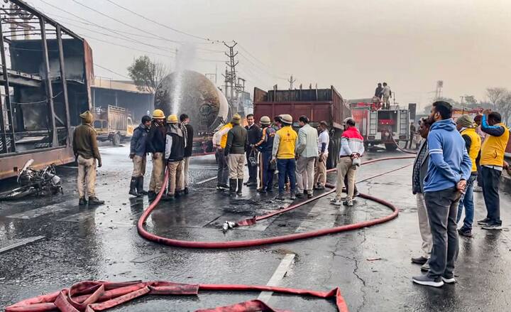 घटना के एक चश्मदीद ने बताया कि मैं और मेरा दोस्त राजसमंद से जयपुर जा रहे थे, तभी हमने एक जोरदार धमाका सुना. बस का दरवाजा बंद था, इसलिए हम खिड़की तोड़कर बाहर कूद गए. जो लोग बच नहीं पाए, वे आग में ही फंसे रह गए.