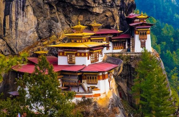 भूटान (Bhutan) : लैंड ऑफ हैप्पीनेस यानी भूटान में न्यू ईयर सेलिब्रेट करने का प्लान बना सकते हैं. शांति और प्राकृतिक सुंदरता की गोद में बसा यह जगह काफी बजट फ्रैंडली है. भारत के लोगों के लिए यहां जाने के लिए वीजा की जरूरत नहीं होती है. जिससे यह और भी सस्ता हो जाता है. भूटान जाकर थिम्फू, पारो और पुनाखा जैसे स्पॉट्स को एक्सप्लोर कर नए साल को खूब एंजॉय कर सकते हैं.