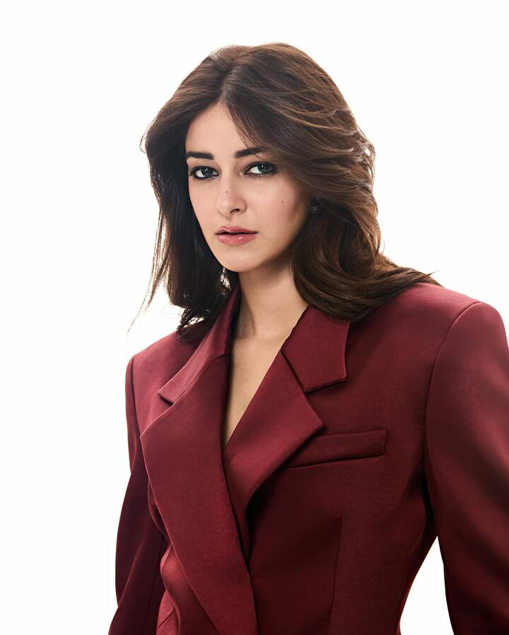 तिने सूक्ष्म बेस, गुलाबी गाल आणि स्मोकी आय मेकअपसह तिचा लूक पूर्ण केला आहे.