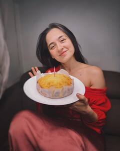 40 साल की हुईं 'हीरामंडी' एक्ट्रेस संजीदा शेख, रेड ड्रेस में केक के साथ दिए ऐसे पोज