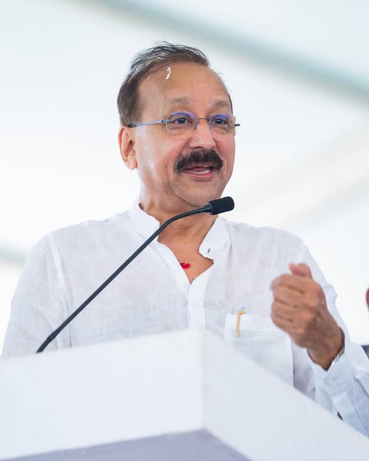 सलमान खान के करीबी रिश्तेदार बाबा की गोली मारकर हत्या कर दी गई थी। बाबा की मौत की जिम्मेदारी लॉरेंस बिश्नोई की गैंग के एक सदस्य ने सोशल मीडिया पर पोस्ट शेयर करके ली थी।