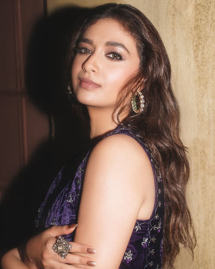 Keerthy Suresh in Baby John: కొత్త పెళ్లి కూతురు కీర్తి సురేష్ నటించిన హిందీ సినిమా 'బేబీ జాన్'. బాలీవుడ్ ఇండస్ట్రీలో ఆవిడ తొలి అడుగు ఈ సినిమాతోనే వేస్తున్నారు. పెళ్లయిన వారం తర్వాత ఈ సినిమా ప్రచార కార్యక్రమాల కోసం ముంబైలో వాలిపోయారు కీర్తి సురేష్. ఆవిడ లేటెస్ట్ ఫోటోలను ఒకసారి చూడండి. (Image Courtesy: keerthysureshofficial / Instagram)