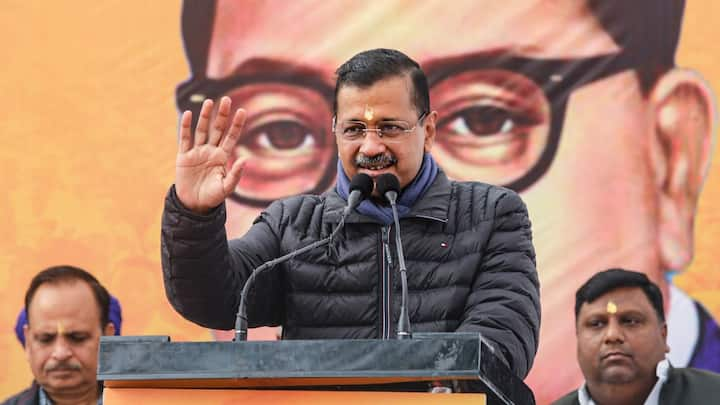 Delhi Assembly Election 2025: दिल्ली विधानसभा चुनाव को लेकर अरविंद केजरीवाल ने 20 सिटिंग विधायक का टिकट काट दिया है. उन्होंने सभी सीटों पर उम्मीदवार उतारकर अकेले चुनाव लड़ने का भी संदेश दिया है.