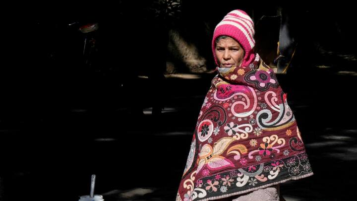 अगर दिल्ली के मौसम की बात करें तो राजधानी में घना कोहरा छाया रहेगा. इसको लेकर मौसम विभाग ने अलर्ट भी जारी किया है. हालांकि तापमान में ज्यादा बदलाव नहीं होगा. 22 दिसंबर तक मौसम ऐसा ही रहेगा. शुक्रवार को दिल्ली में अधिकतम तापमान 23 डिग्री और न्यूनतम तापमान 7 डिग्री सेल्सियस तक रह सकता है.