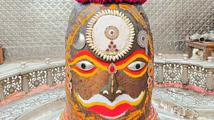 पुलिस अधीक्षक प्रदीप शर्मा के मुताबिक, दोनों कर्मचारियों के खिलाफ महाकाल थाने में शिकायत दर्ज होगी. महाकालेश्वर मंदिर के पूर्व प्रशासक ने श्रद्धालुओं से रुपये लेकर उन्हें सुविधा मुहैया करने के मामले में कहा था कि मंदिर में प्रतिदिन लगभग 20 लाख रुपए का भ्रष्टाचार हो रहा था.