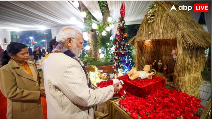 PM Modi Celebrated Christmas: प्रधानमंत्री नरेंद्र मोदी ने गुरुवार को क्रिसमस का त्योहार मनाया. उन्होंने क्रिसमस सेलिब्रेशन की तस्वीरें भी शेयर की कई ईसाई समुदाय के सदस्यों से मुलाकात की.