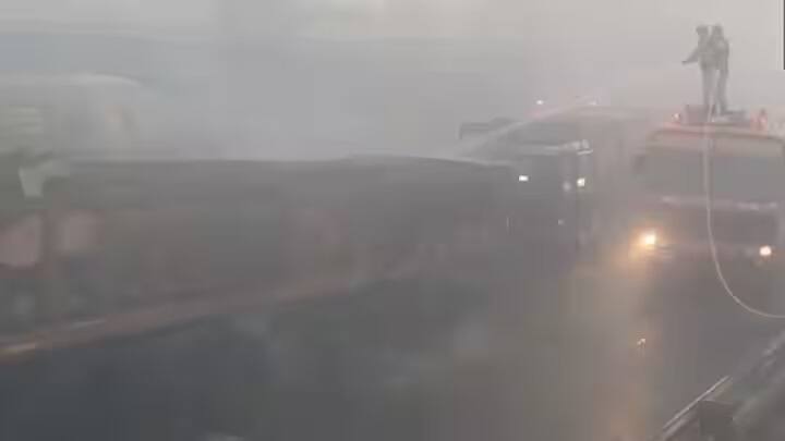 जयपूर-अजमेर महामार्गावर केमिकलच्या टँकरमध्ये झालेल्या स्फोटामुळे अनेक जण दगावले आहेत. पोलिसांनी दिलेल्या माहितीनुसार, शुक्रवारी सकाळी केमिकलचा एक टँकर दुसऱ्या टँकरवर आदळला आणि आग लागली.