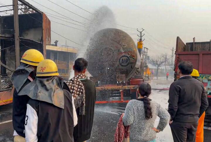 अधिकारियों ने बताया कि प्रारंभिक जानकारी में कम से कम 31 वाहनों के जलने की सूचना है, जिनमें 29 ट्रक तथा दो बस शामिल हैं.