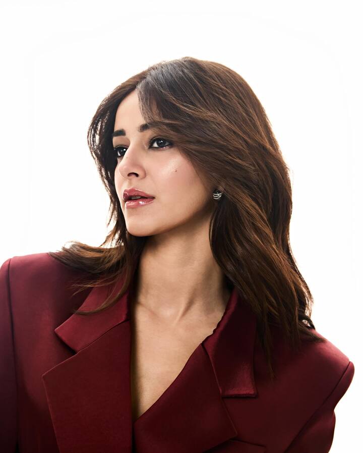 लेटेस्ट फोटोशूटसाठी अनन्याने वाईन शेडचा ब्लेझर आणि ट्राउझर्स परिधान केले आहेत.