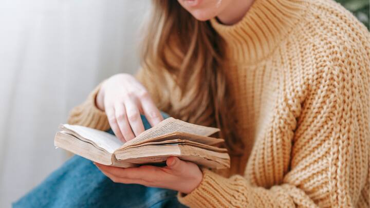 Be Prepared for Delays: Holiday travel rarely goes off as planned. Be prepared for long waits with snacks, water, and entertainment like books or movies downloaded. Your devices should never run low on power; therefore, a portable charger is essential. Prepare yourself mentally for delays and don’t let them dampen your mood. (Image source: Canva)