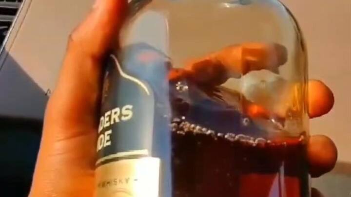 अगर आप सोच रहे हैं की नई साल पर आप दिल्ली से भर-भर के शराब नोएडा ले जाएंगे. तो आपको बता दें आपकी प्लानिंग फेल हो जाएगी. क्योंकि नियमों के मुताबिक आप दिल्ली से नोएडा सिर्फ एक बोतल ले जा सकते हैं, वह भी खुली बोतल.