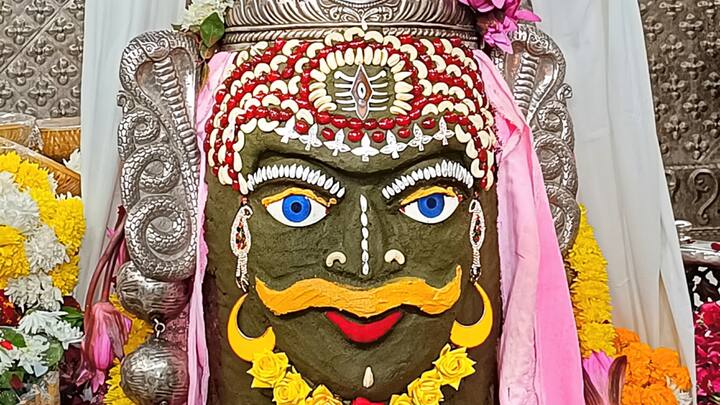 महाकालेश्वर मंदिर समिति के अध्यक्ष और कलेक्टर नीरज कुमार सिंह के मुताबिक, मंदिर में पिछले कुछ दिनों से लगातार आमदनी घट रही थी. इस मामले में जब पड़ताल की गई तो पता चला कि कुछ कर्मचारी और पुरोहितों द्वारा अवैध रूप से राशि ली जा रही है.