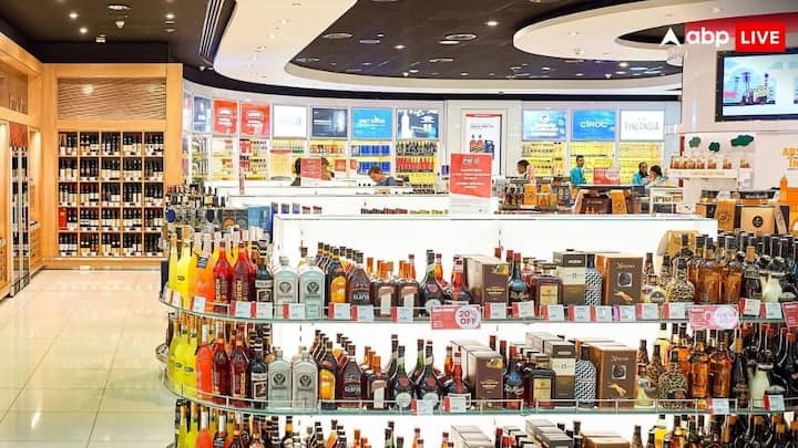 Liquor Carrying Rules: अगर आप सोच रहे हैं की नई साल पर आप दिल्ली से भर-भर के शराब नोएडा ले जाएंगे. तो आपको बता दें आपकी प्लानिंग फेल हो जाएगी. जानें क्या हैं शराब ले जाने को लेकर लिमिट.