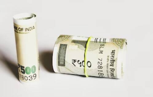 મહિલા સન્માન બચત પ્રમાણપત્ર મહિલાઓ માટે તેમની ભવિષ્યની યોજનાઓમાં મદદરૂપ સાબિત થઈ શકે છે. તે માત્ર સલામત નથી પરંતુ રોકાણ પર સારું વળતર પણ આપે છે. 2 વર્ષમાં મુદ્દલ અને વ્યાજ એકસાથે મળવાથી, આ યોજના મહિલાઓ માટે નાણાકીય સ્વતંત્રતા માટે એક મહાન તક બની શકે છે.