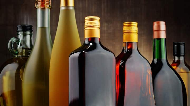 अगर आप घरेलू यानी डोमेस्टिक फ्लाइट में उड़ रहे हैं. तो आप 5 लीटर तक शराब ले जा सकते हैं. लेकिन वह भी चेक इन बैग में ले जा सकते हैं. आपकी शराब पूरी तरह से सील पैक होनी चाहिए. आप कैरी ओन बैगेज यानी हैंड बैगेज में शराब नहीं ले जा सकते.