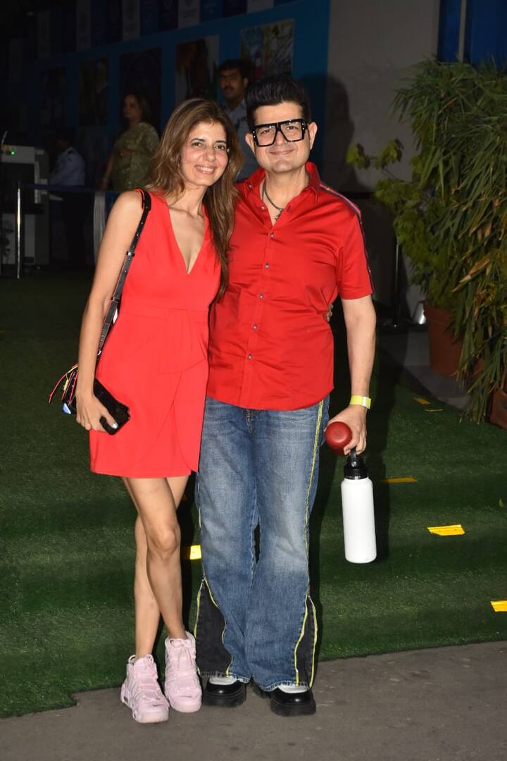 बॉलीवुड के फेमस फोटोग्राफर डब्बू रतनानी भी धीरू भाई अंबानी इंटरनेशन स्कूल के एनुअल डे पर पहुंचे. जो अपनी पत्नी के साथ नजर आए.