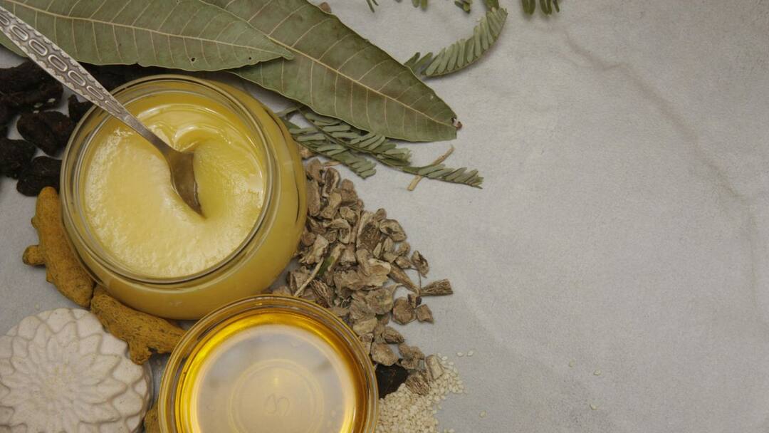 health tips ghee mixed in lukewarm water drink in empty stomach know the benefits Ghee Water: খালি পেটে ঘি মেশানো ঈষদুষ্ণ জল, সারাবছর এই পানীয় কী কী উপকার করবে স্বাস্থ্যের?