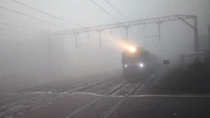 सह्याद्रीच्या पर्वत रांगेत घाट माथ्यावरील पट्टा धुक्यात हरवल्याचे चित्र सध्या पहायला मिळत आहे. थंडगार वारे आणि आल्हाददायक धुकं यामुळे पुणे मुंबई एक्स्प्रेस वेवरील लोणावळ्याचा निसर्ग मनमोहक झाला आहे.