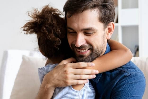 It is very helpful in social bonding, attachment and emotional regulation. Hugging can activate the brain's reward center, the ventral striatum. This is the part of the brain that is connected to pleasure and reward. In such a situation, let us know what are the benefits of hugging...