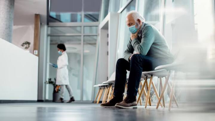 एक शख्स जिसकी उम्र 60 साल है, वो अचानक गिर पड़ते हैं, पहले घुटनों के बल और फिर पीछे की ओर. उन्हें अस्पताल के इमरजेंसी वार्ड में ले जाया जाता है जहां पता लगता है कि उनके निजी अंग में दर्द से सूजन आ गई है.