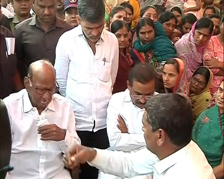 बीड जिल्ह्याच्या केज तालुक्यातील मस्साजोगचे सरपंच संतोष देशमुख (Santosh Deshmukh) यांचा निर्घृण खून करण्यात आला. या घटनेनंतर राज्यातील वातावरण चांगलचं तापलं असताना आज शरद पवारांनी देखील देशमुख कुटुंबाची भेट घेतली.