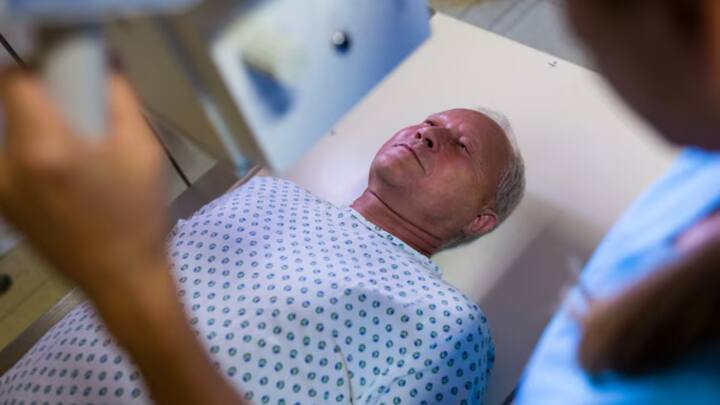 यह सब शख्स के अंदर पाई गई दुर्लभ बीमारी का नतीजा था जिसे पेनाइल ऑसिफिकेशन कहते हैं. इस बीमारी के चलते प्राइवेट पार्ट में हड्डी निकल आती है.