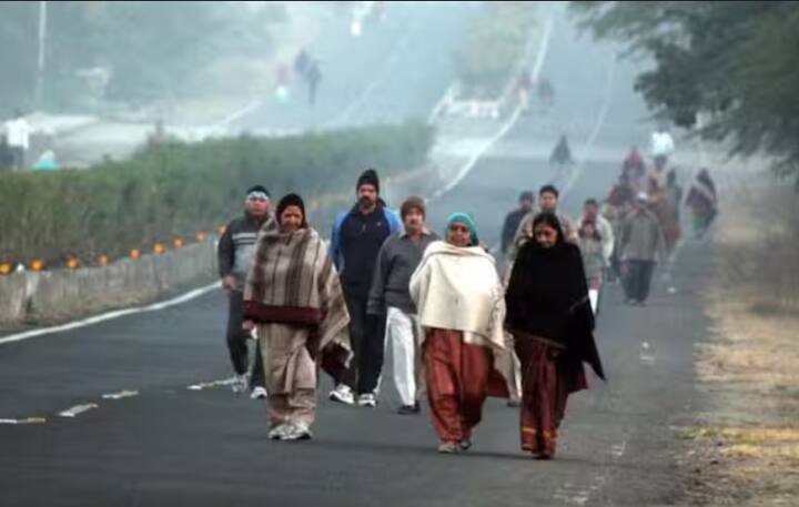 ਜੇਕਰ ਉੱਤਰ ਪ੍ਰਦੇਸ਼ ਦੇ ਮੌਸਮ ਦੀ ਗੱਲ ਕਰੀਏ ਤਾਂ ਇੱਥੇ 48 ਘੰਟਿਆਂ ਬਾਅਦ ਸੀਤ ਲਹਿਰ ਦਾ ਕਹਿਰ ਦੇਖਿਆ ਜਾ ਸਕਦਾ ਹੈ। ਗੋਰਖਪੁਰ, ਕੁਸ਼ੀਨਗਰ, ਦੇਵਰੀਆ, ਬਲੀਆ, ਗਾਜ਼ੀਪੁਰ, ਜੌਨਪੁਰ, ਵਾਰਾਣਸੀ, ਮਿਰਜ਼ਾਪੁਰ, ਸੋਨਭੱਦਰ ਸਮੇਤ ਪੂਰਬੀ ਯੂਪੀ ਦੇ ਕਈ ਇਲਾਕਿਆਂ 'ਚ ਧੁੰਦ ਪੈ ਸਕਦੀ ਹੈ।