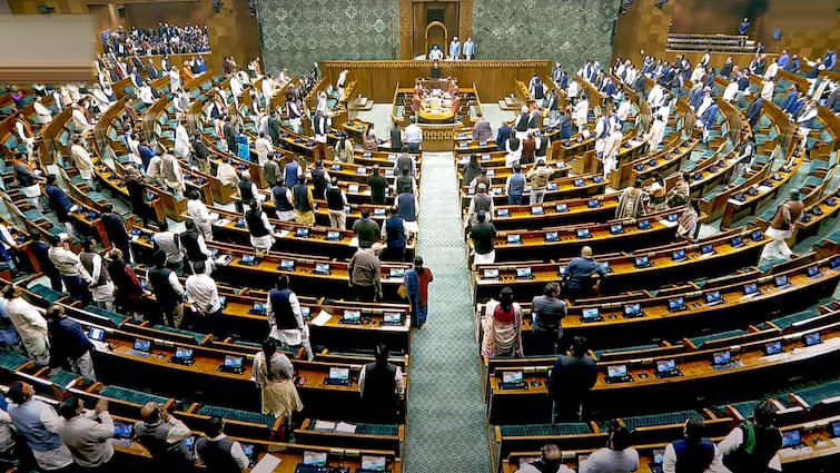 Budget Session 2025 Uproar Over Constitution Subhash Chandra Bose Radha Mohan Das JP Nadda Congress BJP ANN संविधान से कैसे गायब हुई सुभाष चंद्र बोस की तस्वीर? संसद में सवाल पर छिड़ा बवाल, जानें पूरी कहानी