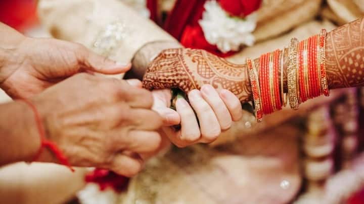 এই ধরনের বিলাসবহুল বিবাহ অনুষ্ঠানে অতিথিদের নিয়ে আসার জন্য চার্টার্ড ফ্লাইটও বুকিং করা হয়ে থাকে।
