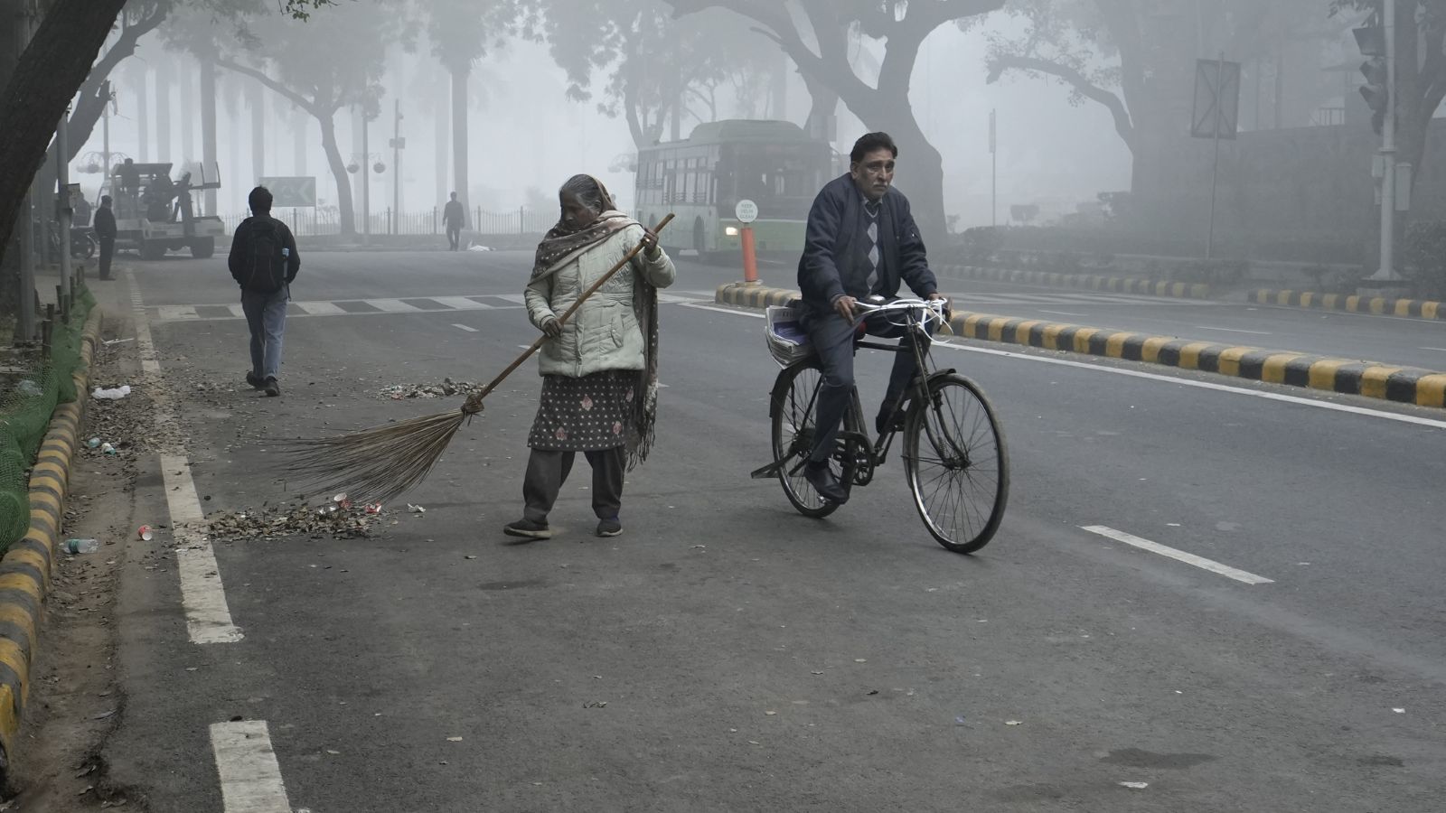 Weather Update: শীতের আমেজে সাময়িক বিরতি ! ঘন কুয়াশার সতর্কবার্তা দক্ষিণবঙ্গের এই জেলাগুলিতে